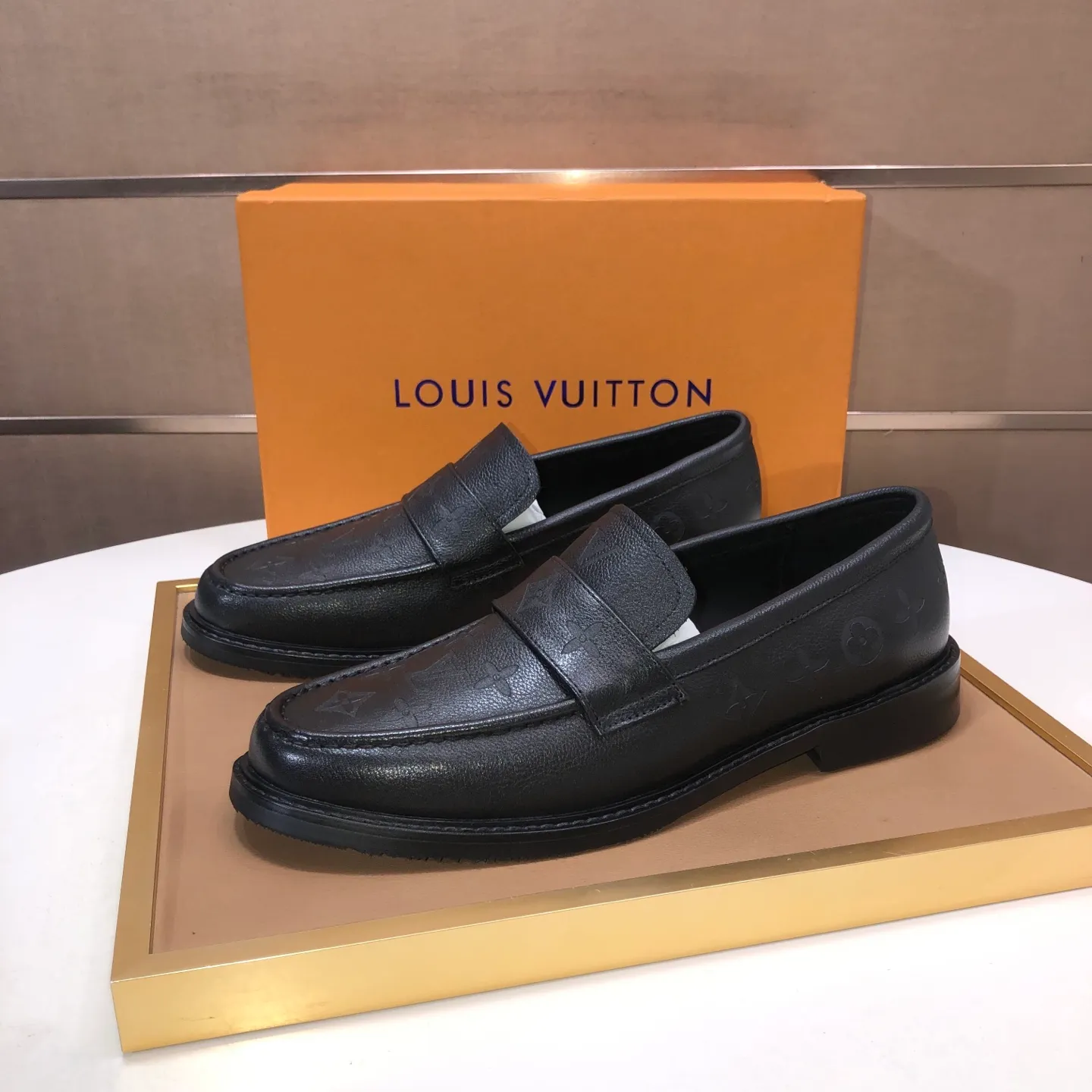 Men's men's shoes💰460💰【LV】(sheepskin lining) formal men's shoes! The high-end formal wear style is luxurious and elegant, with both practicality and style. We pay special attention to quality and details. The original version at the counter is 1:1 ultra-accurate replica👍🏻 The shoe last, leather, workmanship and comfort are not inferior! Material: imported cowhide upper, soft first layer of sheepskin! Code number: 38-45 (45 customized)